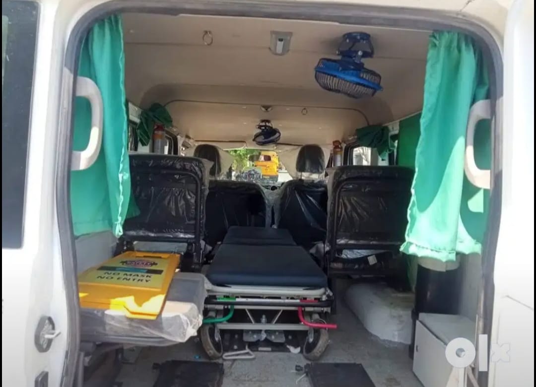 Ambulance interior oxygen and monitoring setup
