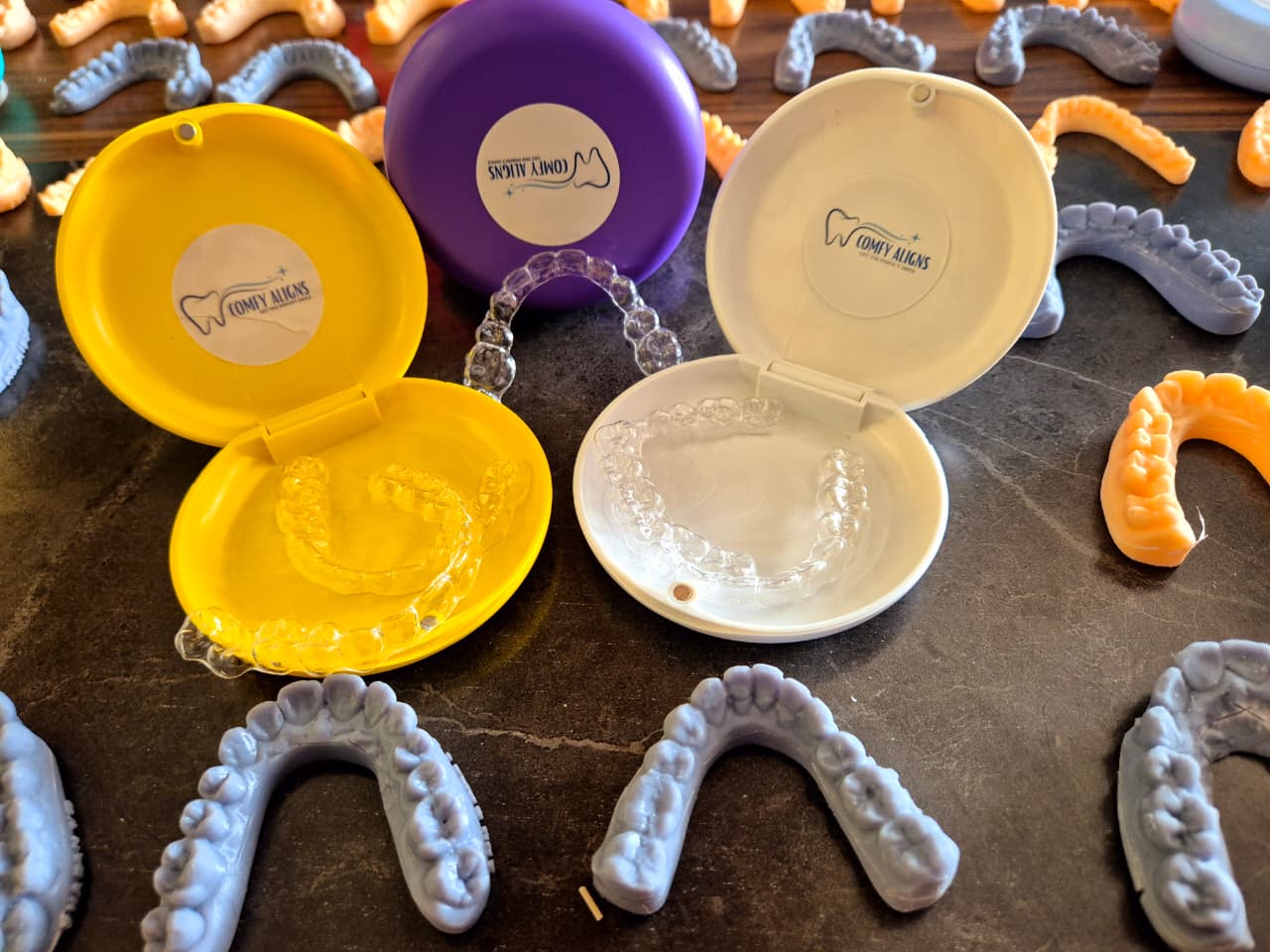 Comfy Aligns aligners in travel case
